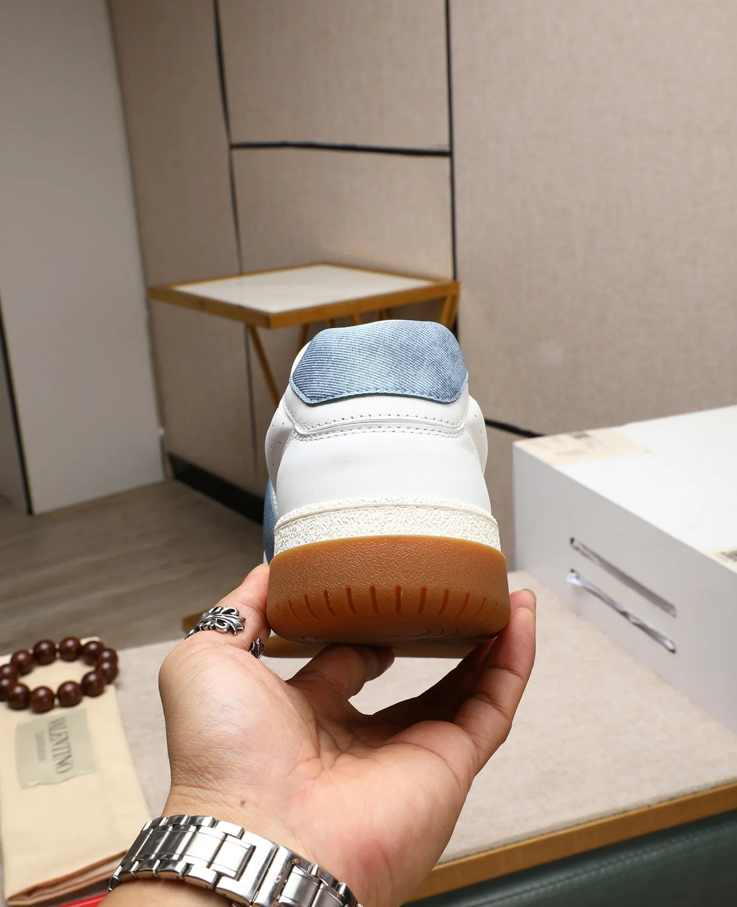 Men's shoes 💰740 [Valentino] Couple model, size: ▪️Size: Women's model 35-40 Men's model 39-44 (45 customized) Valentino Valentino Couple model Joie de Jouer series Velcro Thick sole Bread shoes Couple model Casual sneakers White shoes Original purchase and development Production Joie de Jouer series The style is simple but not out of style. The pure white base is paired with fresh green and soft beige, and the unique Velcro design highlights your personality. Every detail tells fashion and quality. Wear it, take a confident step, and start the trend journey. Delivered in exquisite packaging🛍📦 ▪️Material: Original custom imported first-layer cowhide ▪️Inner lining: Original custom made soft sheepskin lining ▪️Outsole: Original open-molded non-slip TPU material ▪️Sole thickness: 3.5CM